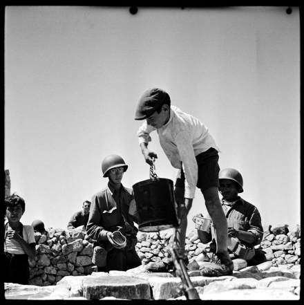 Sicily 1943 contadini (photo Phil Stern) - <A HREF="http://www.suddovest.it/cms/?q=image/tid/80"> VAI ALLA GALLERIA</A>